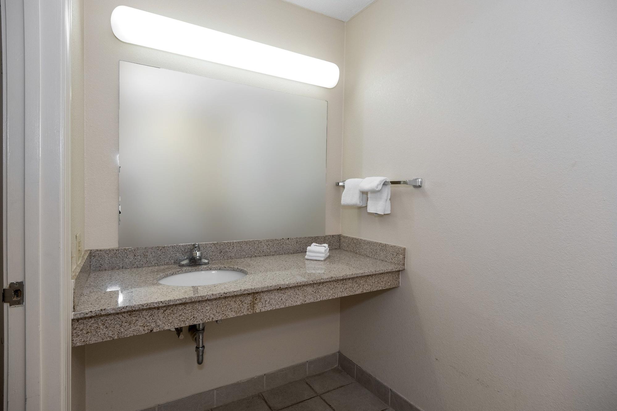 Red Roof Inn & Suites Уайтевилл Экстерьер фото