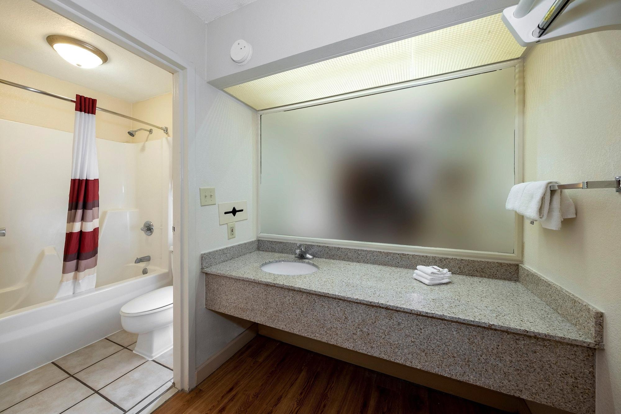 Red Roof Inn & Suites Уайтевилл Экстерьер фото