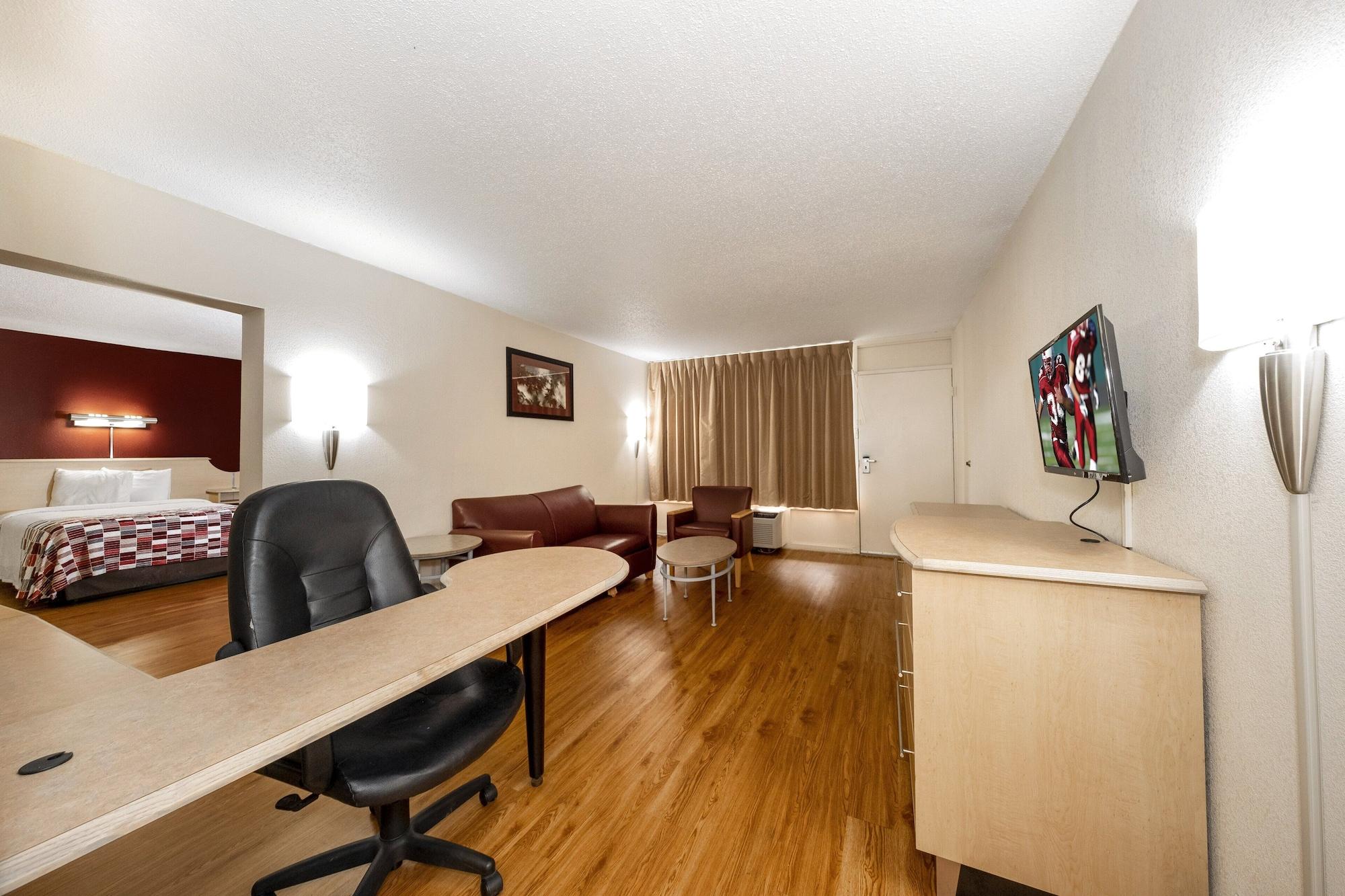Red Roof Inn & Suites Уайтевилл Экстерьер фото